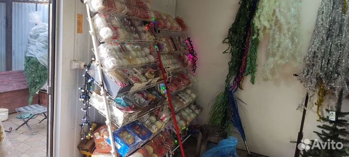 Ели искуственные, гирлянды