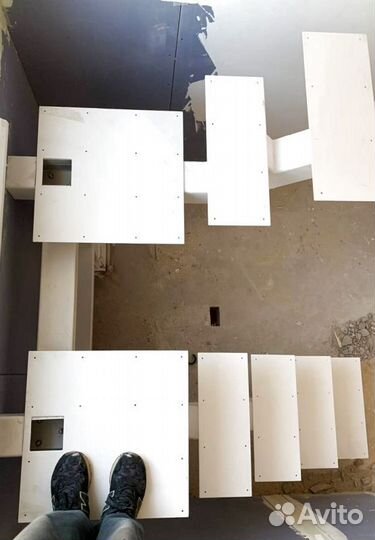 Лестница на металлокаркасе закрытого типа