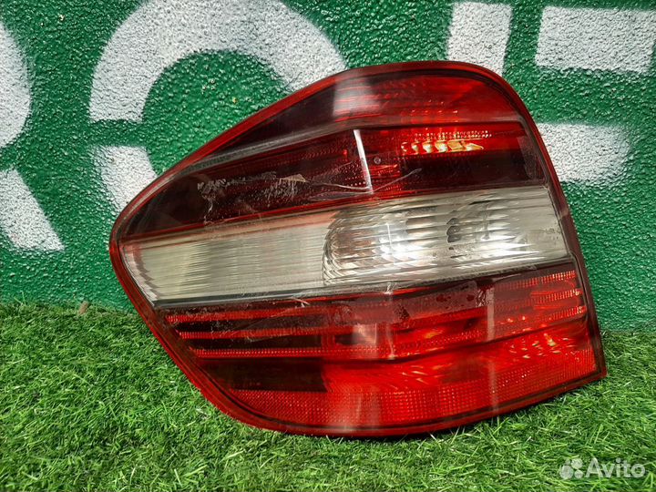 Фонарь задний левый на Mercedes W164