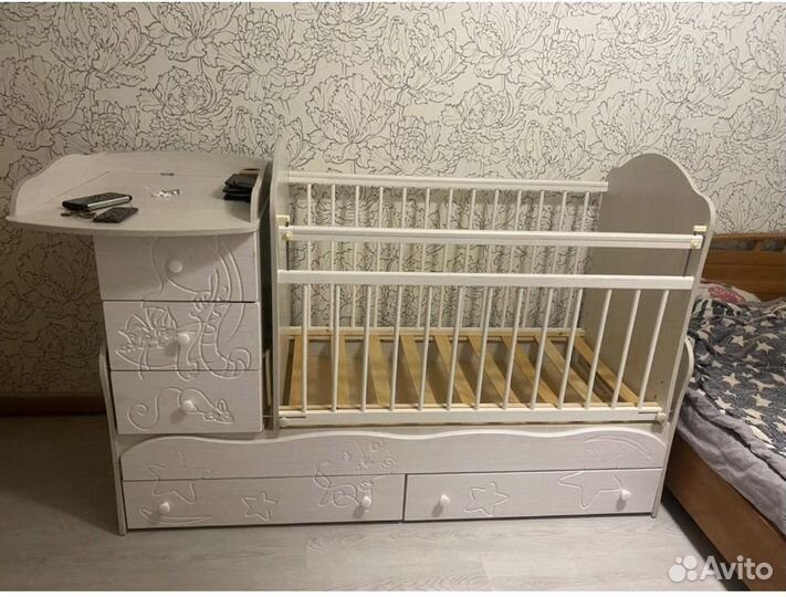 Детская кроватка с маятником и ящиками