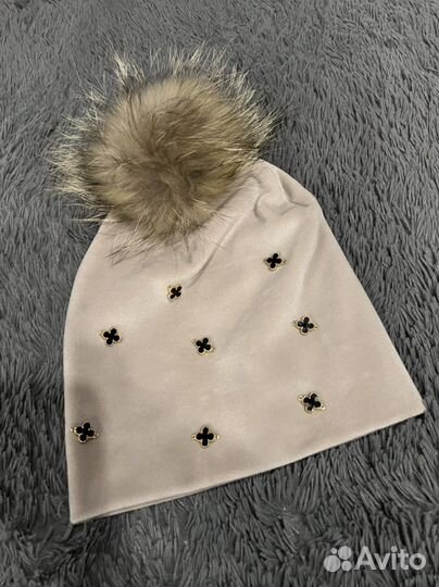 Шапка с натуральным помпоном женская