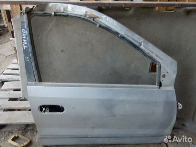 Ниссан Тино дверь с дифектом