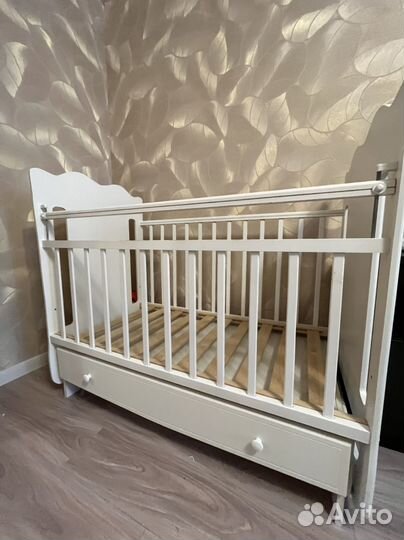 Детская кроватка с поперечным маятником