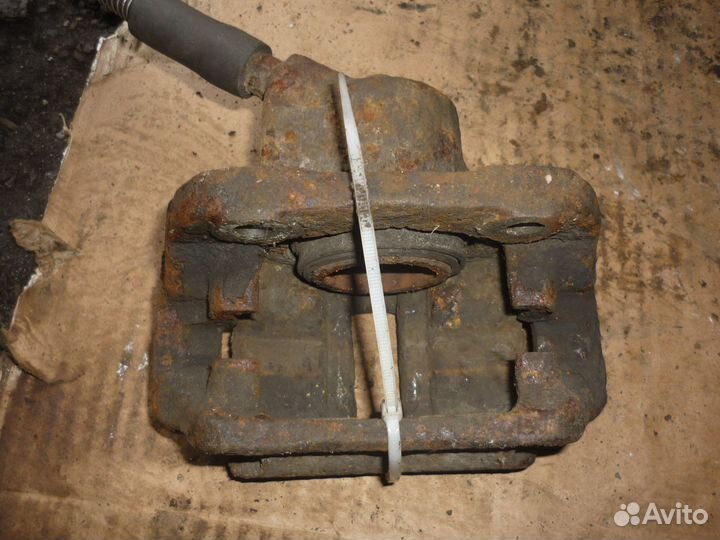 Суппорт Клио передний левый