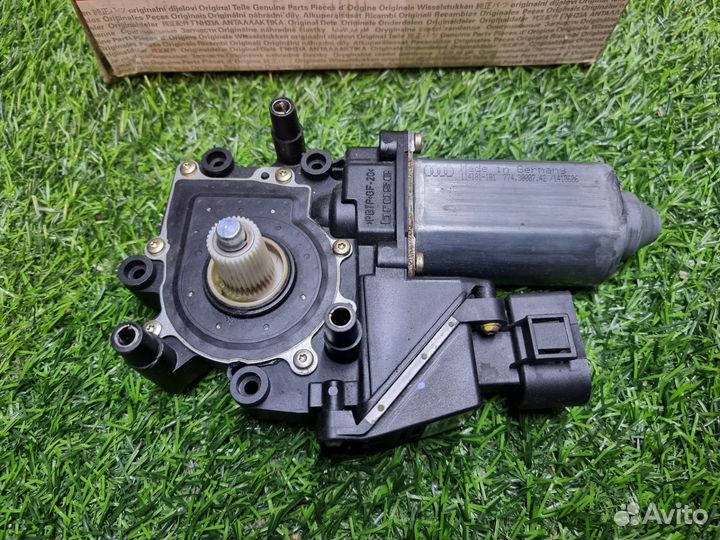 Мотор стеклоподъемника пер прав Audi 100 A6 С4