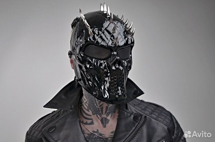 Маска (чёрный глянец ) с шипами