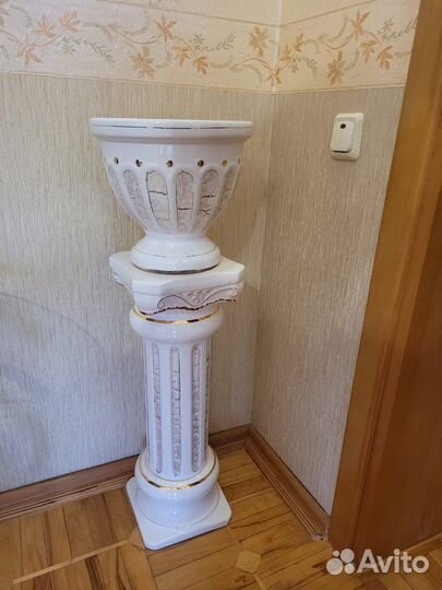 Декоративная подставка с гаршком для цветов