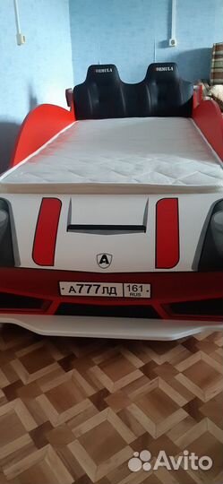 Детская кровать-машина б/у с матрасом