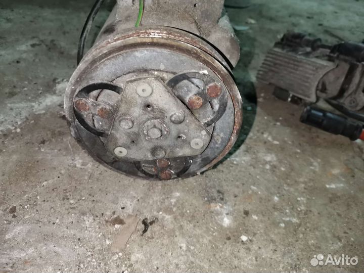 Компрессор кондиционера 8D0260805D vw/audi 1.8