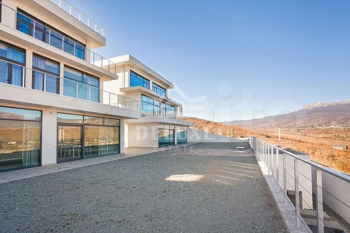 Дом 858 м² на участке 11 сот.