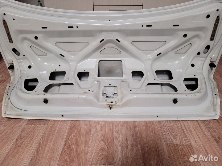 Крышка багажника Nissan Sunny FB 15 белый