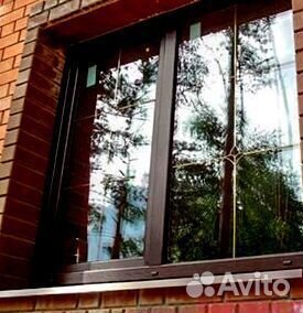 Коричневое пластиковое окно