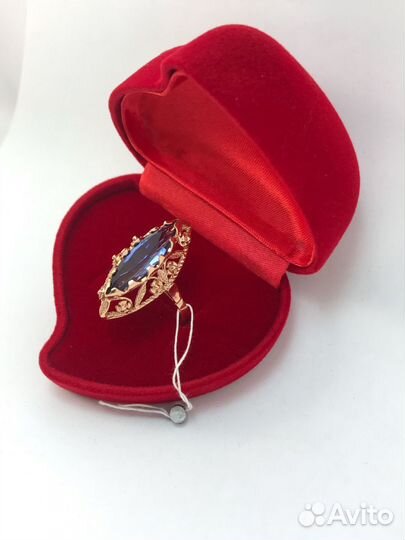 Золотое кольцо с корундом 