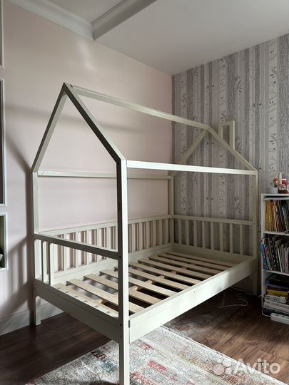 Детская кроватка домик