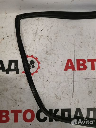 Уплотнитель стекла двери заднее левое Б/у toyota c