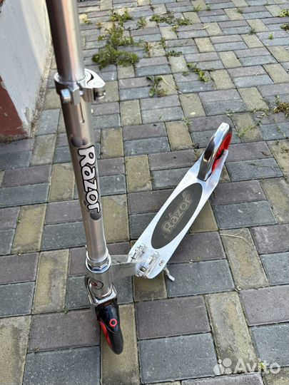 Городской самокат Razor A5 Lux, серебристо-красный