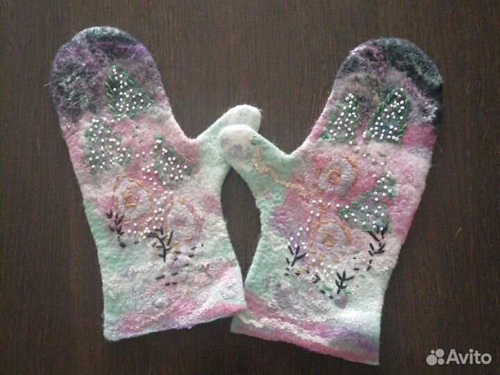 Комплект из валяной шерсти : шапка и варежки