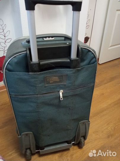 Чемодан на колесах размер m