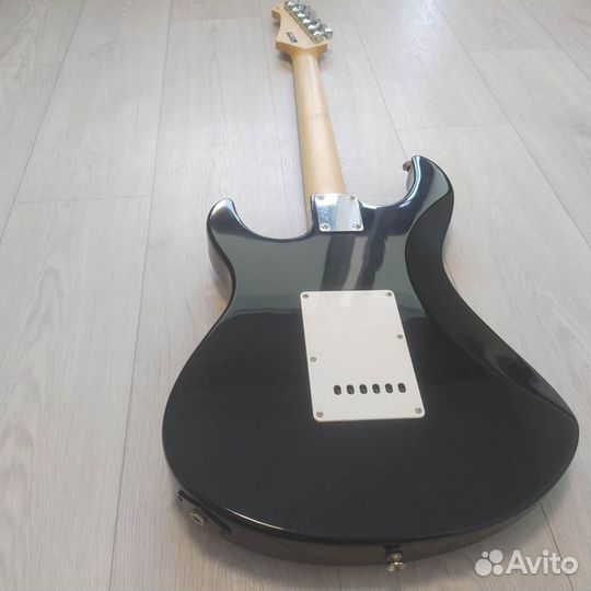 Электро гитара Yamaha Pacifica 012