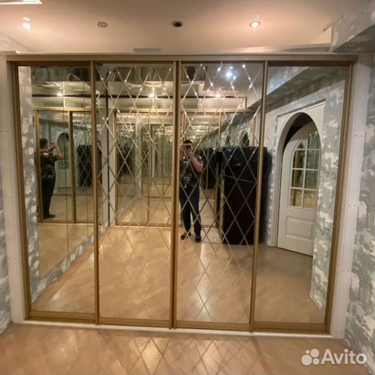 Шкаф с зеркальными дверями