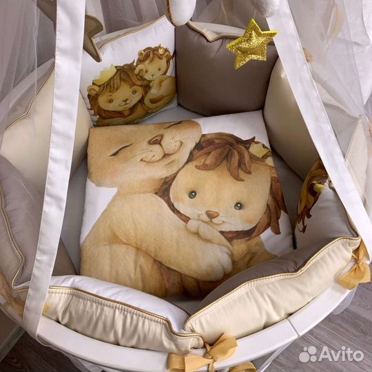 Комплект в детскую кроватку с бортикоми