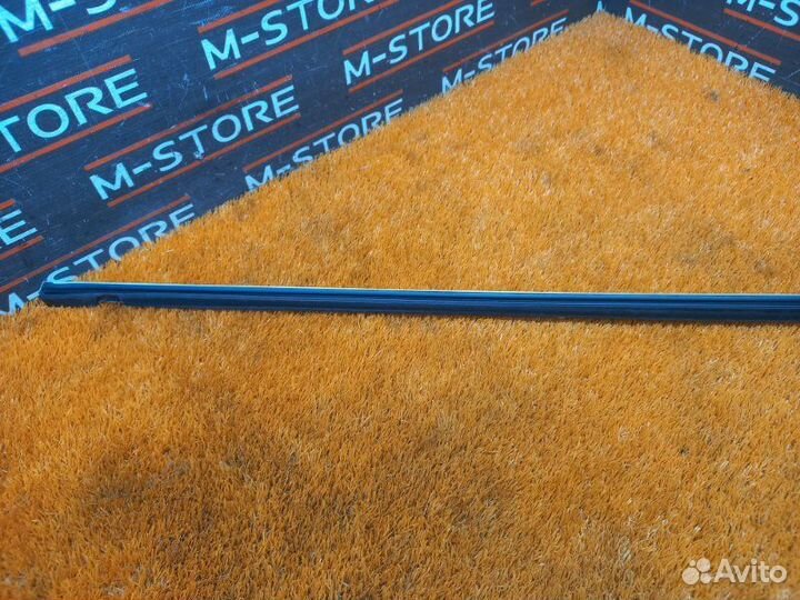 Молдинг стекла двери передний правый Porsche