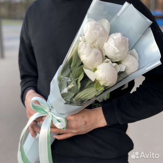 Букет из 5 белых пионов