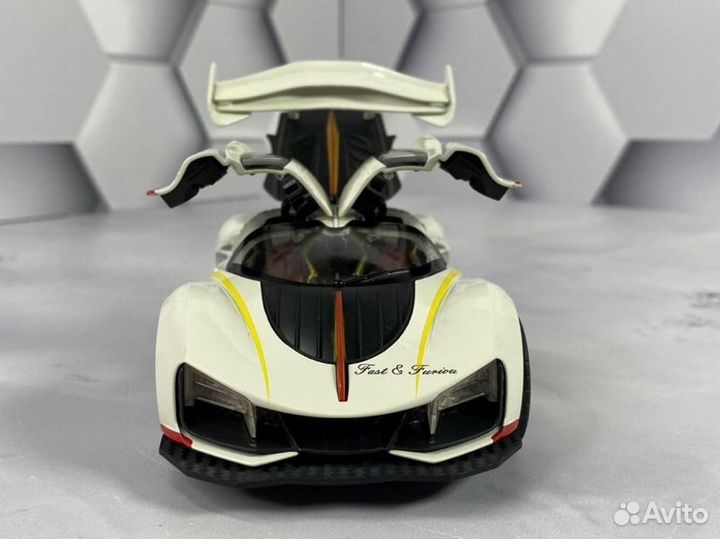 Модель машины HongQi S9 белая с выхлопом 1:24