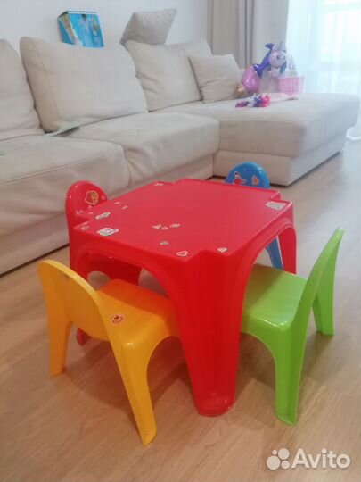 Детский столик со стульчиками