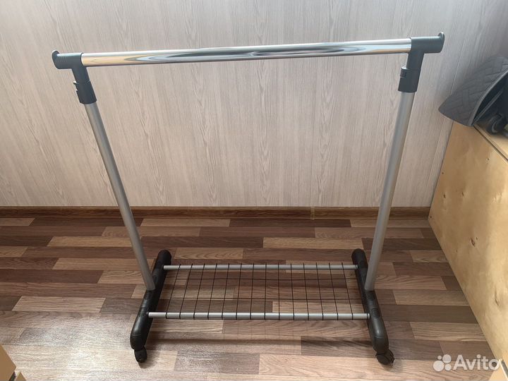 Вешалка на колесиках