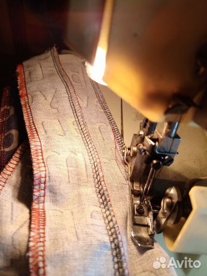 Швейная машина оверлок четырёх нитка