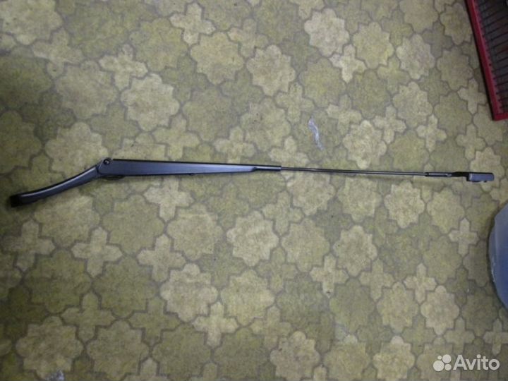 Поводок стеклоочистителя передний правый Volkswage