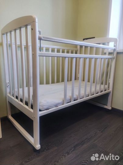 Детская кроватка белая