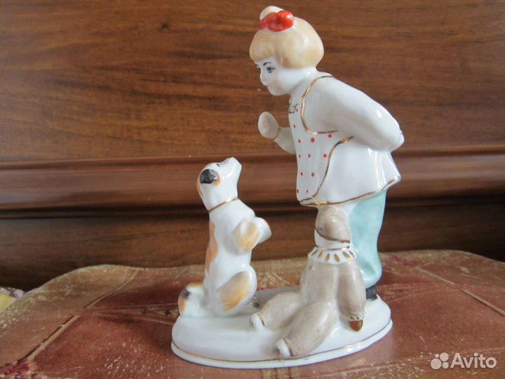 Фарфоровые статуэтки и два блюда на стену