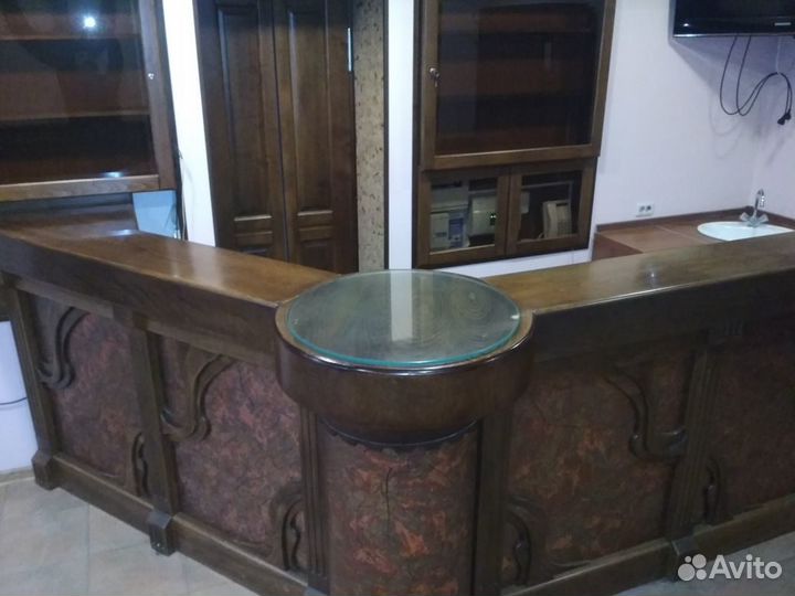 Барная стойка с интеръером бара из бука