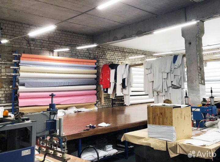 Рабочий производства на завод натяжных потолков