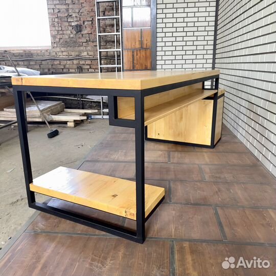 Компьютерный стол с ящиками и полками