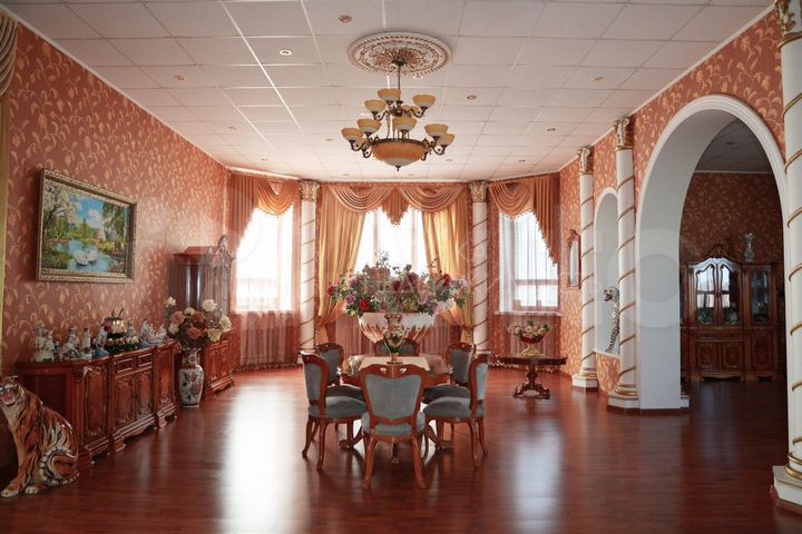 Дом 582,8 м² на участке 11 сот.