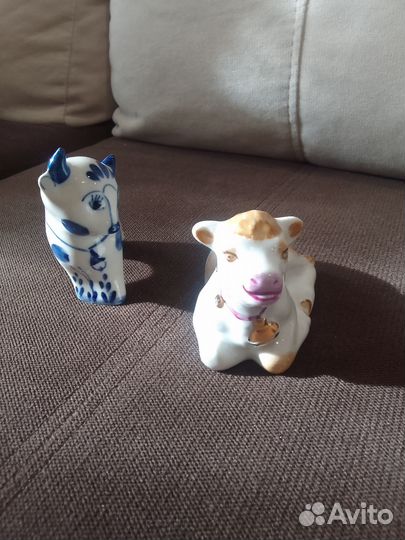 Фарфоровые статуэтки коровка и бычок