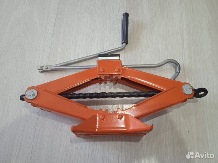 Домкрат винтовой