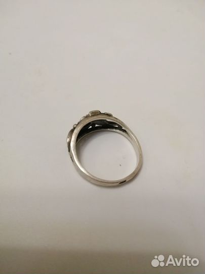 Кольцо с фианитом