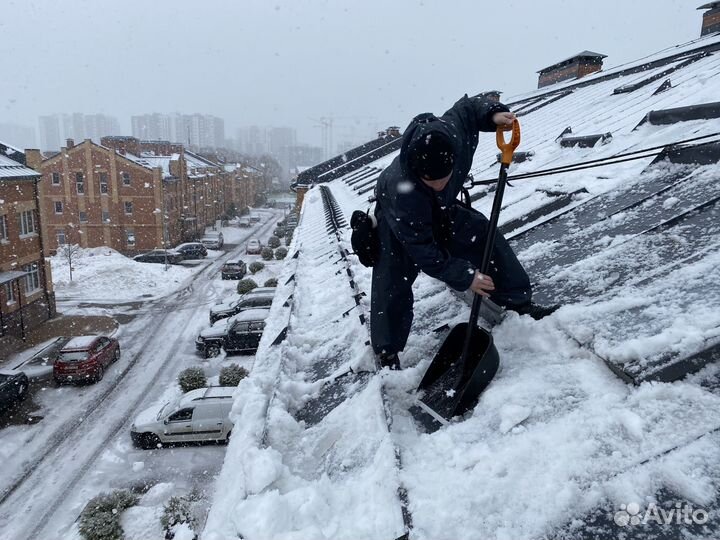 Очистка кровли от снега, альпинистами, уборка крыш