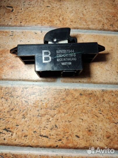 Кнопка стеклоподъемника Mitsubishi Lancer 10 седан