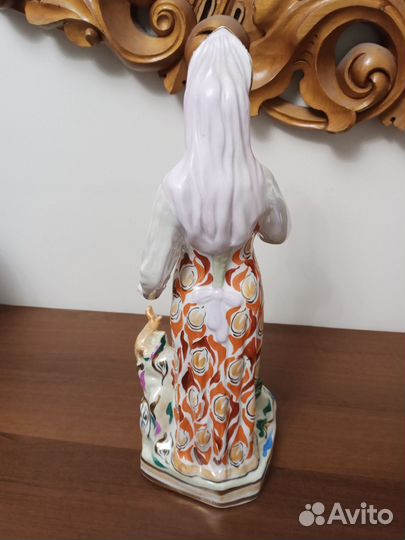 Статуэтка фарфор