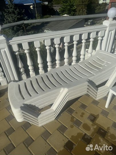 Шезлонги и стол