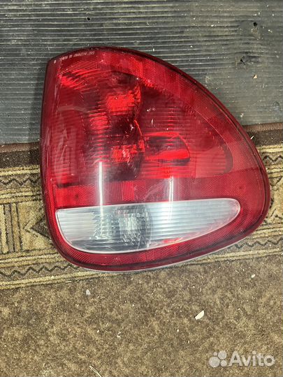 Левый фонарь dodge caravan
