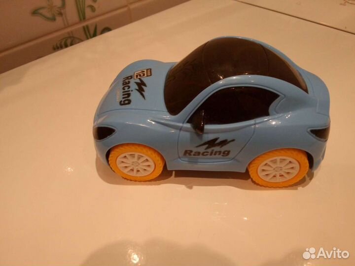 Машинка с звуковым и световым сигналом