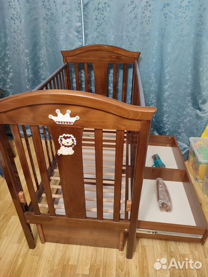 Детская кроватка с маятником и ящиком