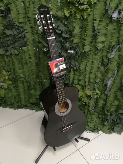 Гитара с комплектом запасных струн