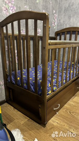 Детская кроватка с маятником и ящиком